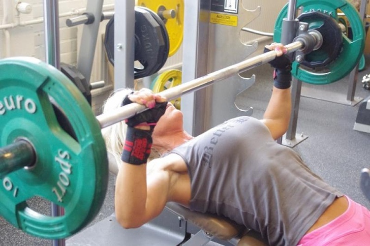 hot girl bench press